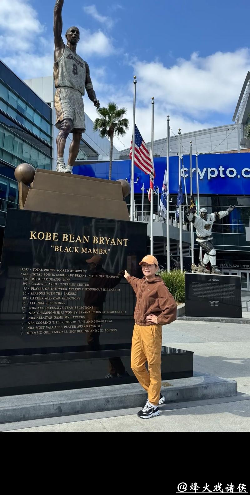 谢里夫跑到湖人主场跟科比雕像合影，发了句暖心悼念话